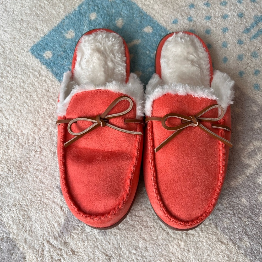 Moccasin slip-on house slippers Size 10